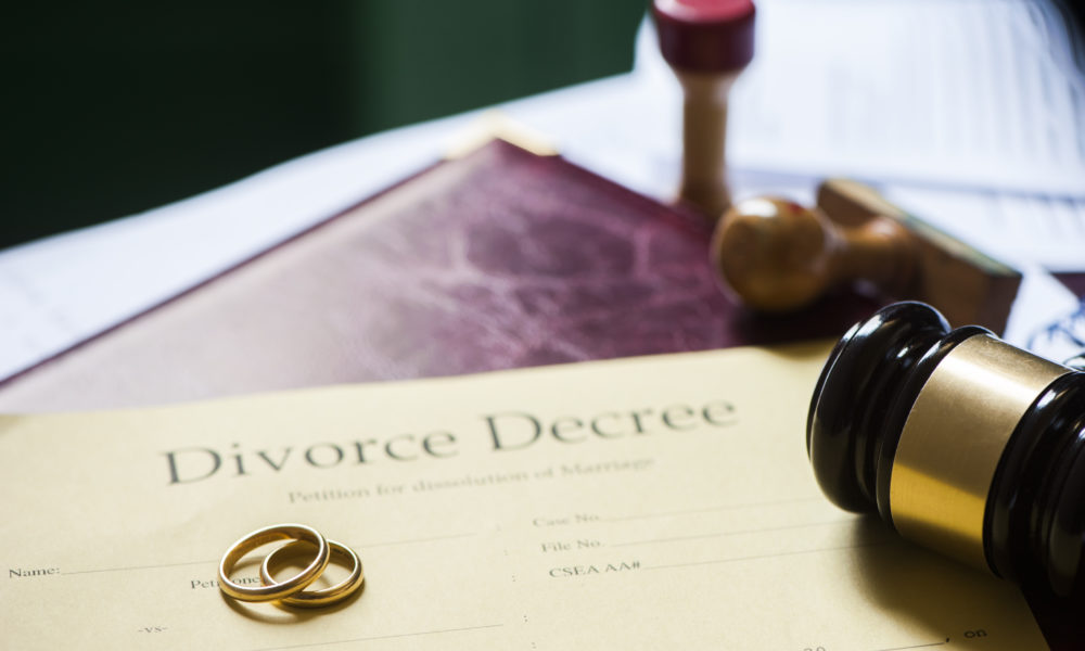 How to Minimize the Emotional Stress of Divorce with the Help of a Lawyer
